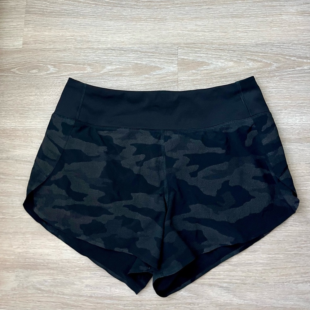 Athleta Black Camo Reflective Speed up shorts 3”